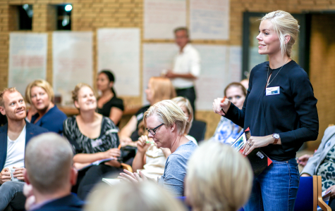 Kvinde taler i forsamling